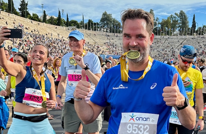 Bas Wanrooij in Griekenland.net shirt na marathon athene