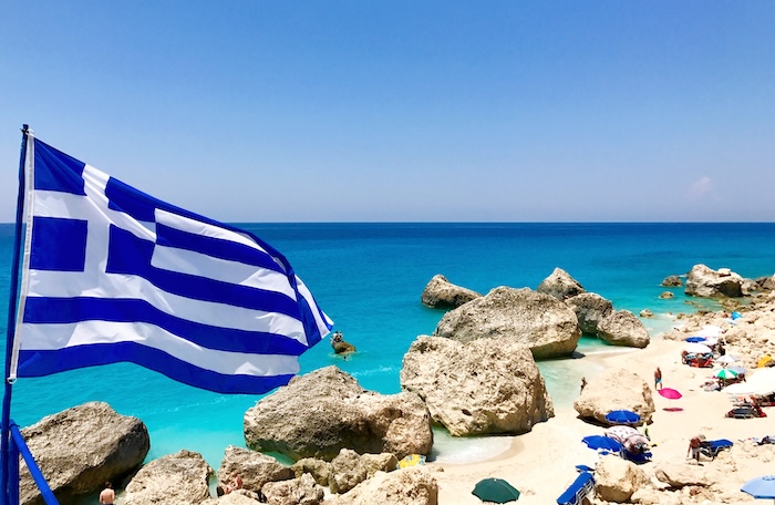 Griekenland vlag wappert op Lefkas aan zee