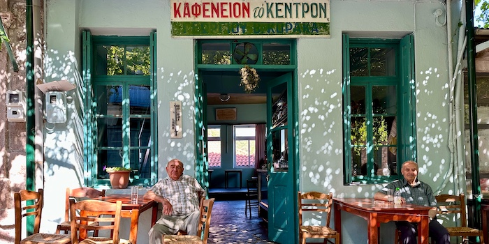 Kafenion Kentron op het dorpsplein van Sikaminea op Lesbos