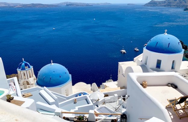 Overnachten aan de caldera van Santorini in Oia