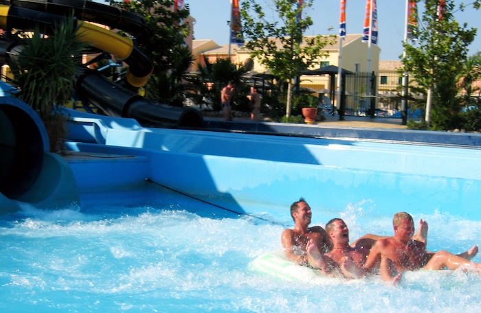 Glijbaan met band in waterpark op Grieks eiland