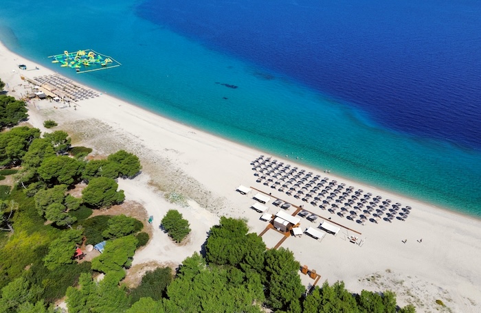 Drijvend speelpark in zee bij Chalkidiki