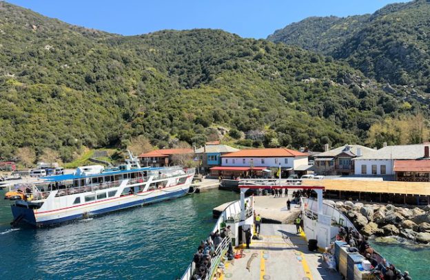 Dafni vanaf de veerboot op Athos