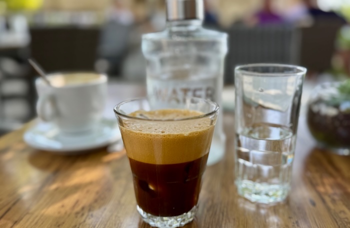 Freddo espresso sketos op een Griekse terras in Pilion