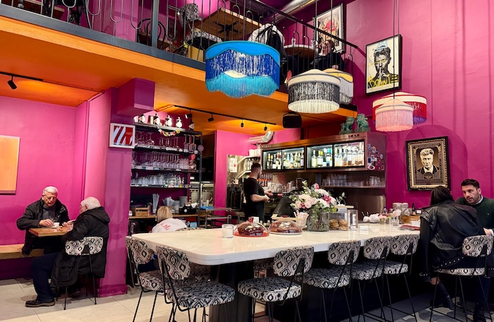 Kleurrijke koffiebar in Thessaloniki in Griekenland