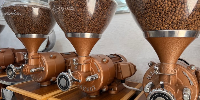 Griekse koffie: kiezen uit bonen om te maken bij koffiebrander in Kalamata