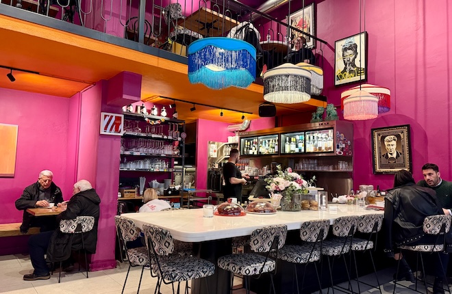 Griekse koffie in moderne koffiebar in Thessaloniki