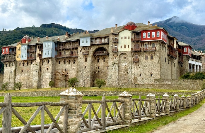 Iviron klooster op Athos vooraanzicht vanaf zee