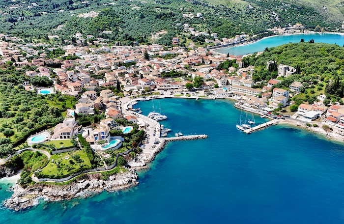 Uitzicht op de baaien van Kassiopi in april met drone