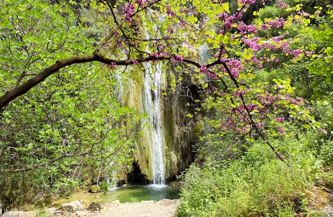 Natuur met waterval bij Nymfes op Corfu in de maand april