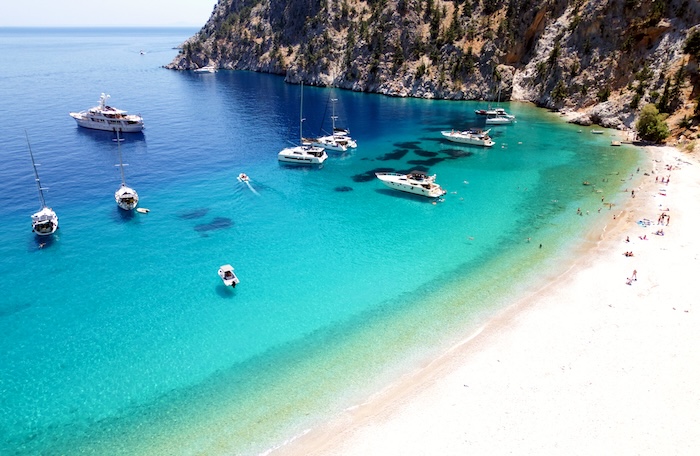Strand van St George Bay op Symi eiland