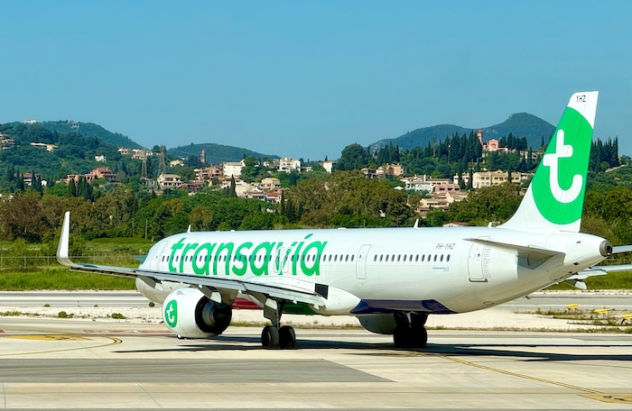 Transavia airbus a321 op Corfu airport in april klaar voor vertrek