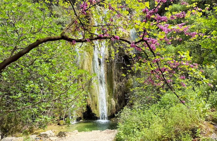 Waterval van Nymfes op Corfu in april