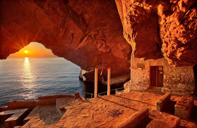 Romantische zonsondergang op Syros in Griekenland