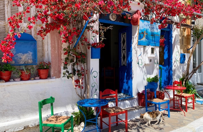 Kleurrijke taverne aan de haven van Ormos Marathokampou op West-Samos