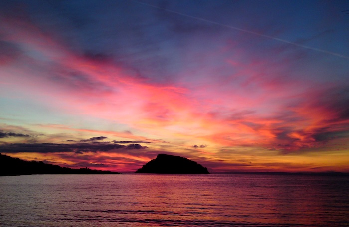 Romantische zonsondergang vanaf Komito beach op eiland Syros