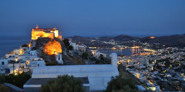 Ermoupolis in Syros na zonsondergang