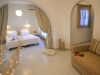 Kosmitis-Hotel-Naoussa-Paros-bedden-600